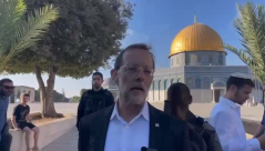 فيجلين يتفاخر بأنه أدى صلاته كاملة في الأٌقصى المبارك